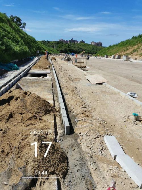 大鵬新區(qū)睿鵬大道市政工程監(jiān)理日報（2020年7月17日）