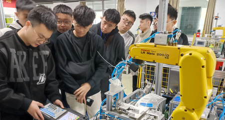 馬來(lái)學(xué)子衢職留學(xué)行 數(shù)字文化創(chuàng)意軟件開(kāi)發(fā)中的中國(guó)現(xiàn)代工業(yè)文明與傳統(tǒng)文化交融